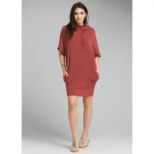 prAna Carys hooded short-sleeve dress in the color 'Mulled Wine' and made of Len